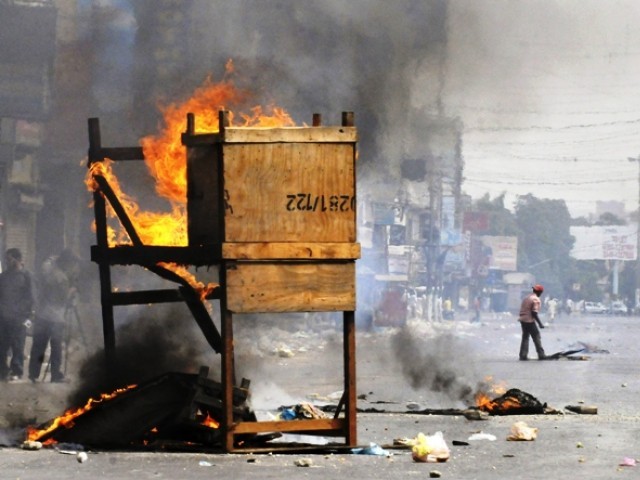 Karachi Violence, Pakistani Protesters Burn Material