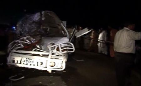 7 killed, mini truck-bus crash Faisalabad