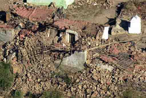 Earthquake toll 74 as rain, slides hamper rescue