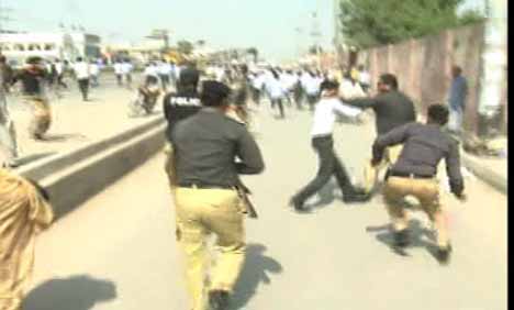 Students Clash with Police in Multan Students Clash with Police in Multan