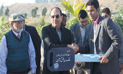 Malik Riaz Gifts Car To Muhammad Asif