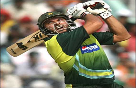 Shahid Afridi completes triple century of sixes