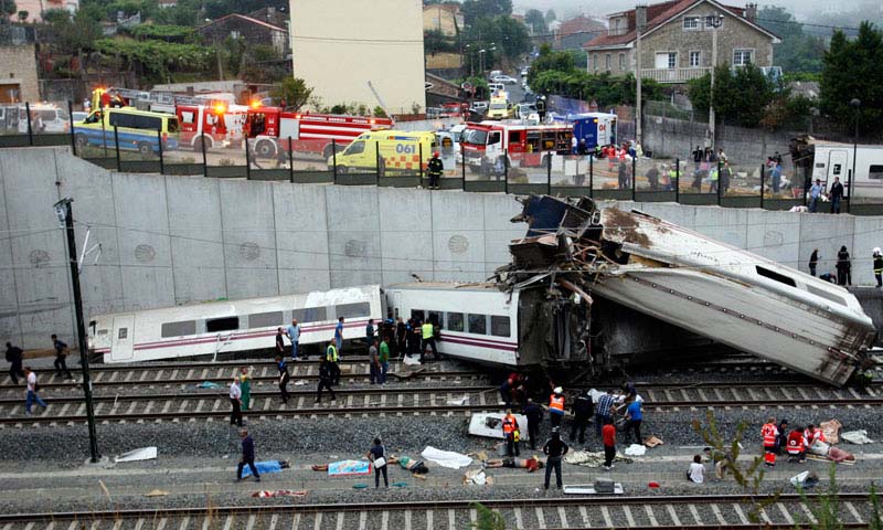 Rescue workers pull victims from a train crash near Santiago de Compostela, northwestern Spain, July 24, 2013. — Photo by AFP