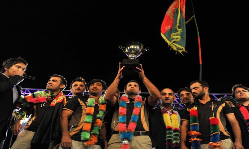 Afghan cricket team captain Mohammad Nabi (C), poses with the ACC Cup after the team arrived in Kabul on October 12, 2013. PHOTO: AFP