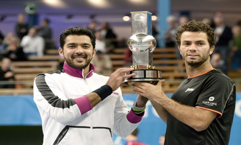 Pakistan's Aisam-Ul-Haq Qureshi (L) and Netherlands' Jean-Julien Rojer pose with the trophy of the ATP Stockholm Open tournament in Sweden, October 20, 2013. PHOTO: AFP