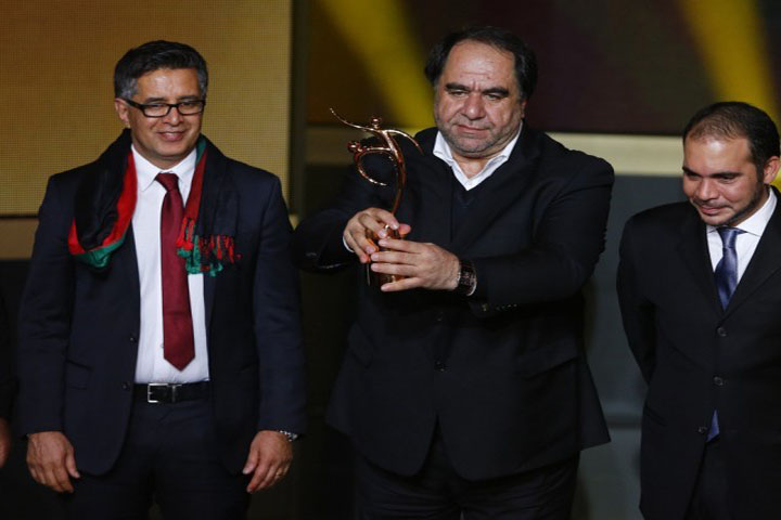 Afghanistan Football Federation President Karim Keramuddin (C) holds the trophy after the Afghanistan Football Federation received the FIFA Fair Play award during the FIFA Ballon d'Or 2013 soccer awards ceremony in Zurich January 13, 2014. PHOTO: REUTERS