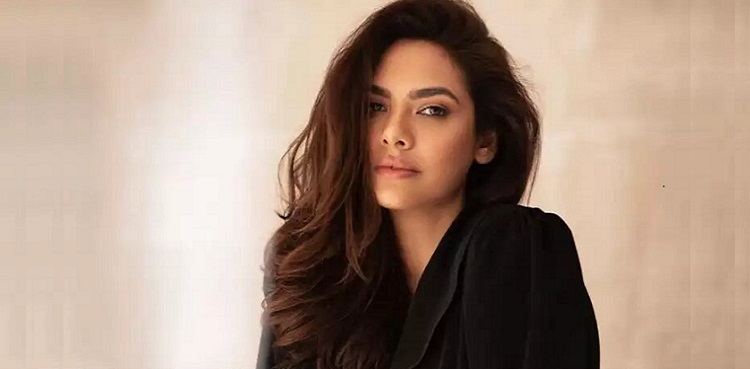 Sharp nose and fair skin? Esha Gupta spills dark secrets of Bollywood
