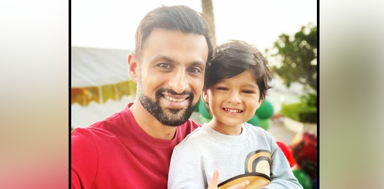 Shoaib Malik's latest picture with son Izhaan goes viral