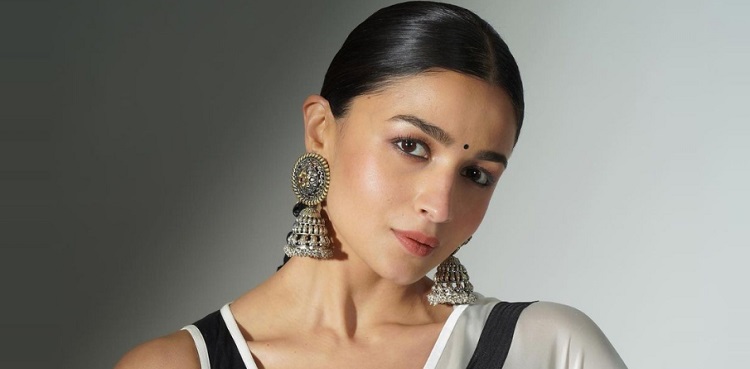 Alia Bhatt to add 'Kapoor' to her surname for THIS reason
