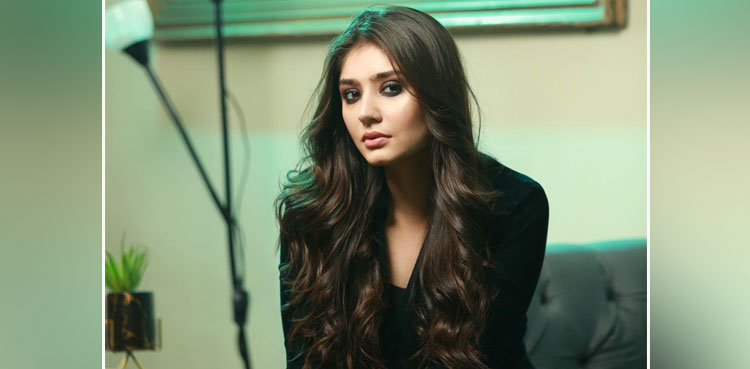 Dur-e-Fishan Saleem flaunts new hairstyle in latest pictures