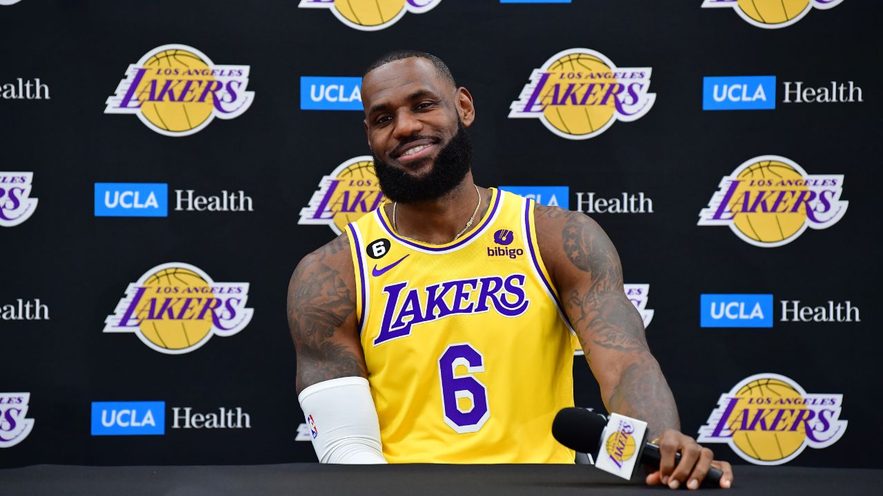 “LeBron James’ Hairline Grows Back Every Year During Media Day!”: NBA Twitter Reacts to the King Laughing at His Own Haircut Meme