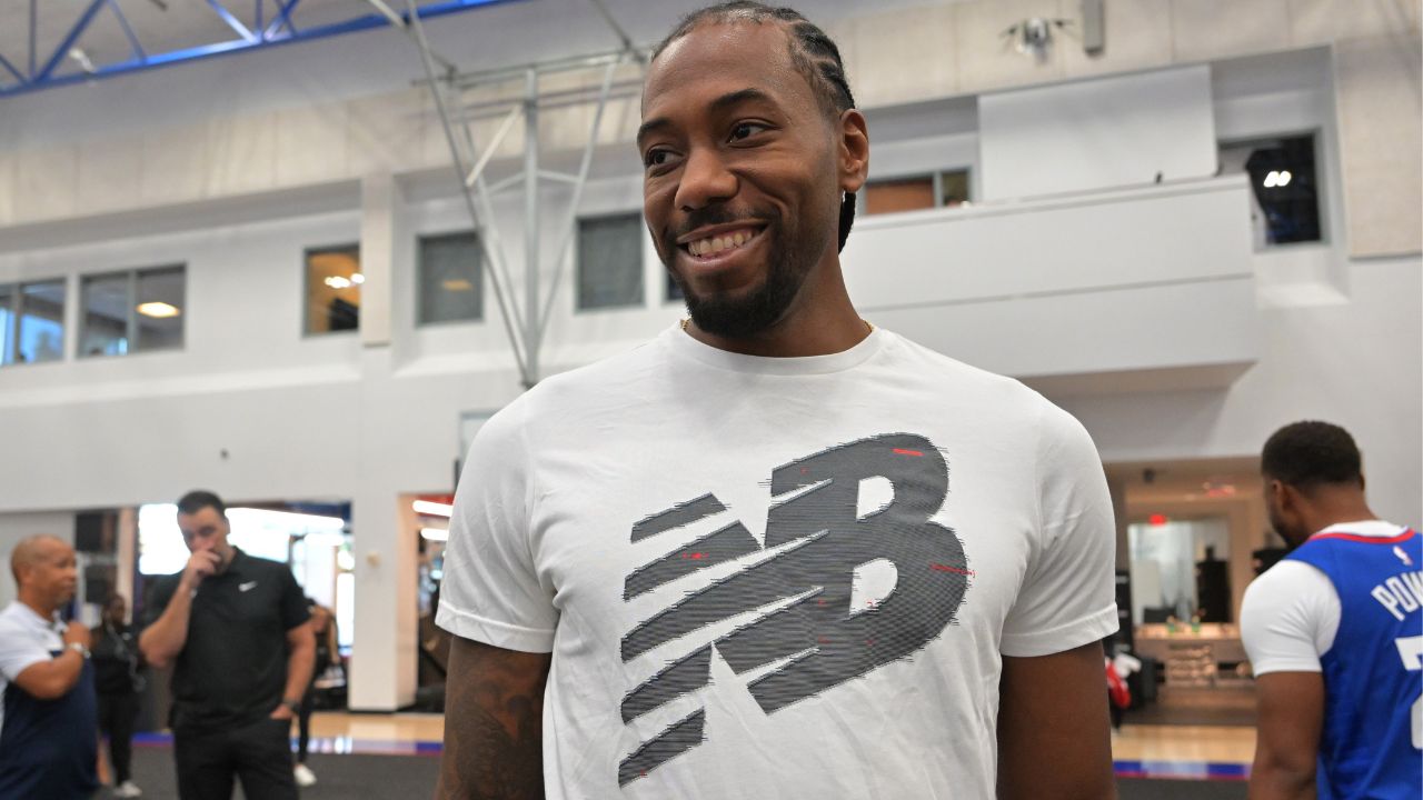 “Someone took out Kawhi Leonard’s batteries”: NBA Twitter reacts as the 6’7″ Clippers star aimlessly stands at the free throw line during a timeout