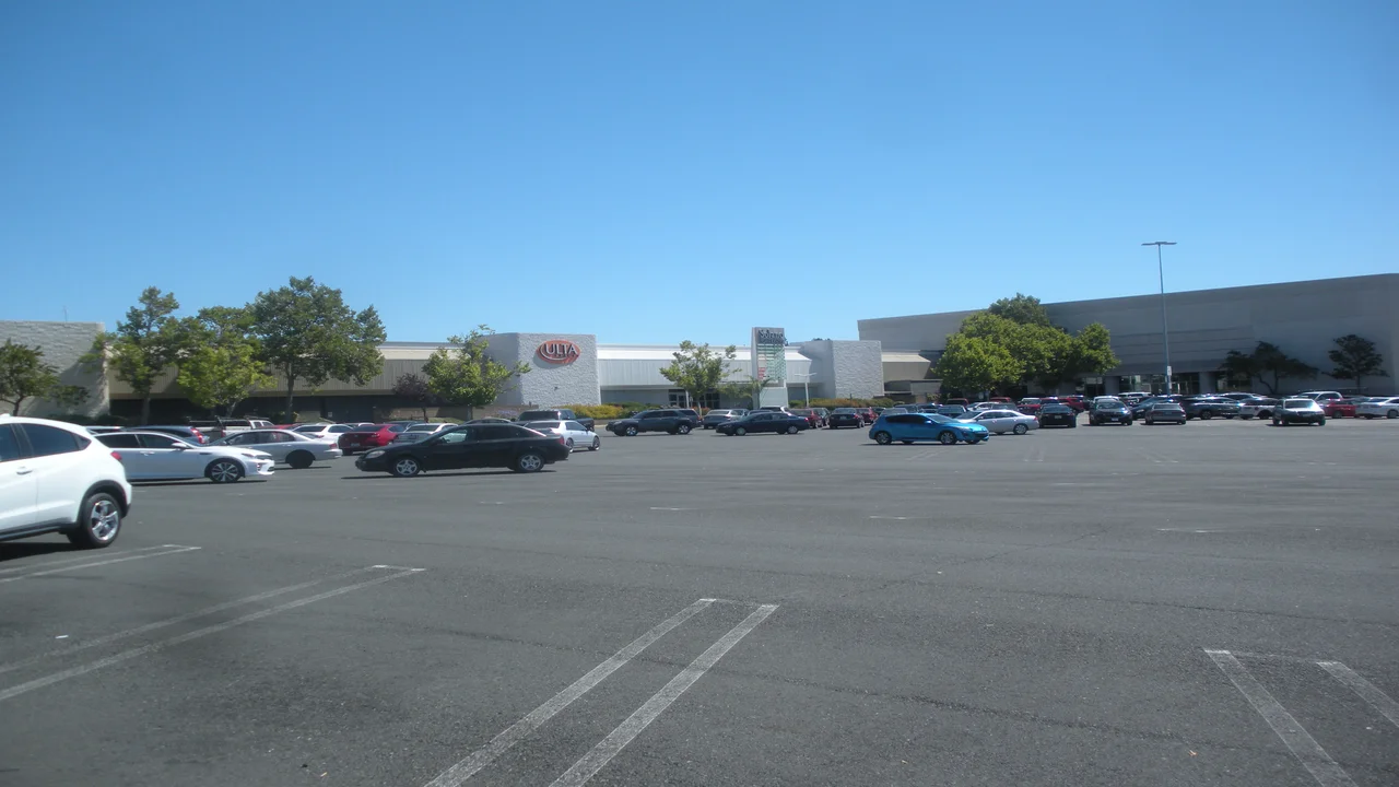 Fairfield Mall Shooting Leaves 1 Dead, 6 Injured at Spirit Halloween Store